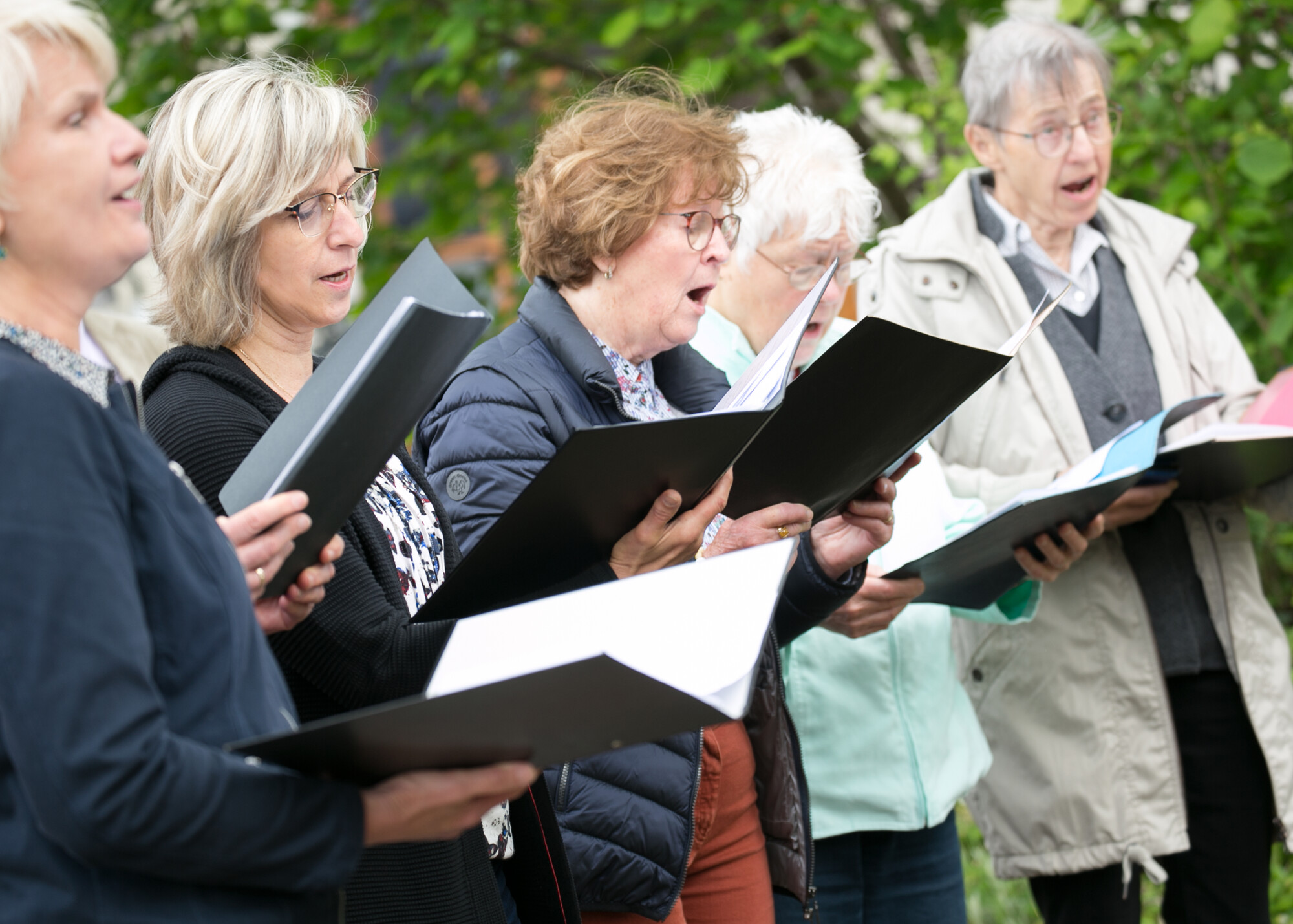 Chor beim Singen im Freien - Foto: Sandra Hirschke / fundus-medien.de